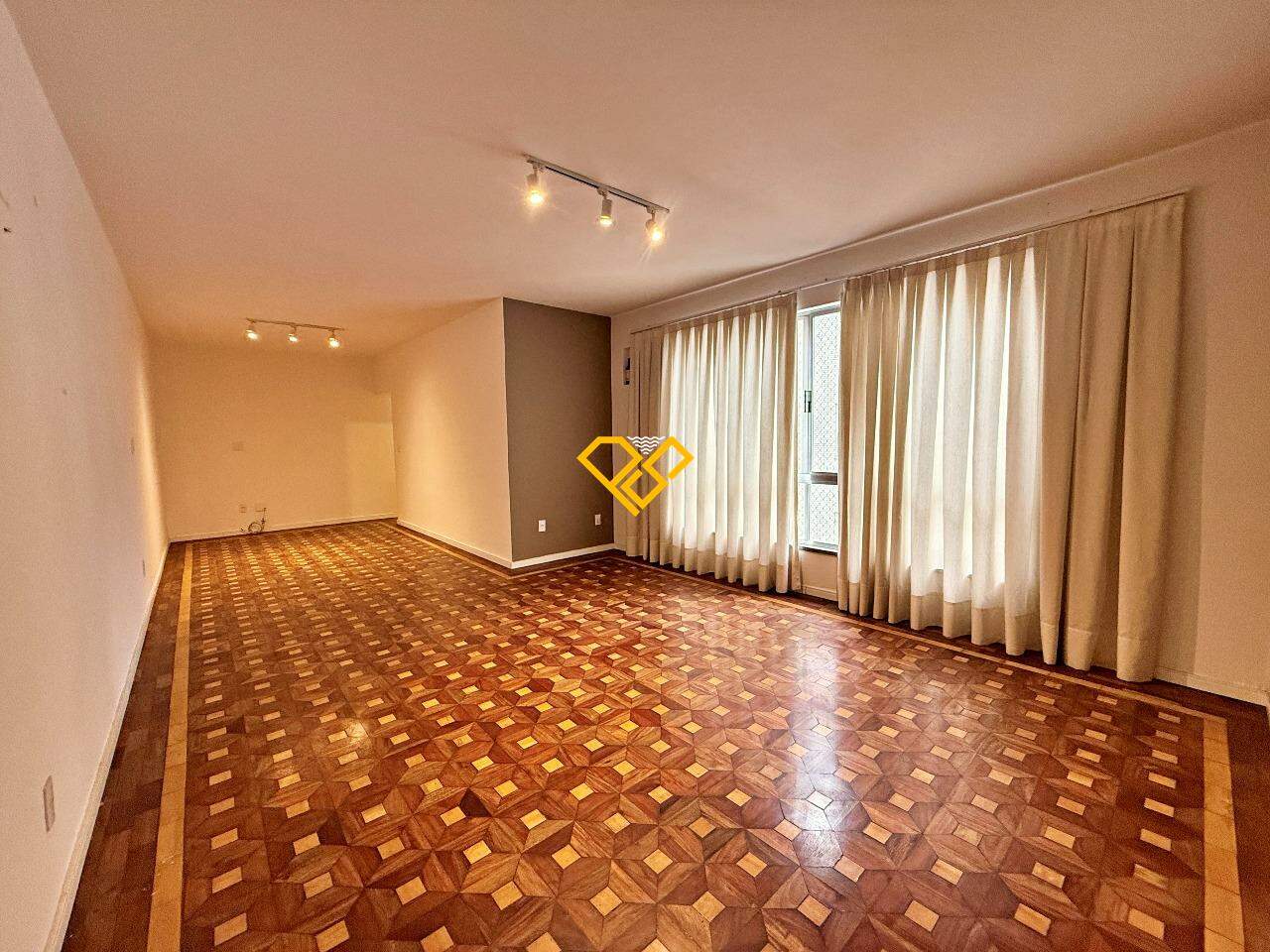 Apartamento à venda no Ponta da Praia: Sala