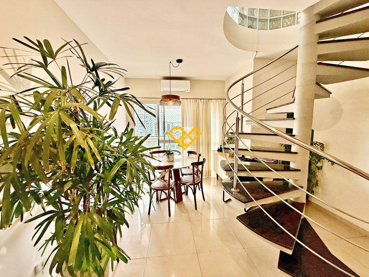 Cobertura à venda no Encruzilhada: Sala 1° piso