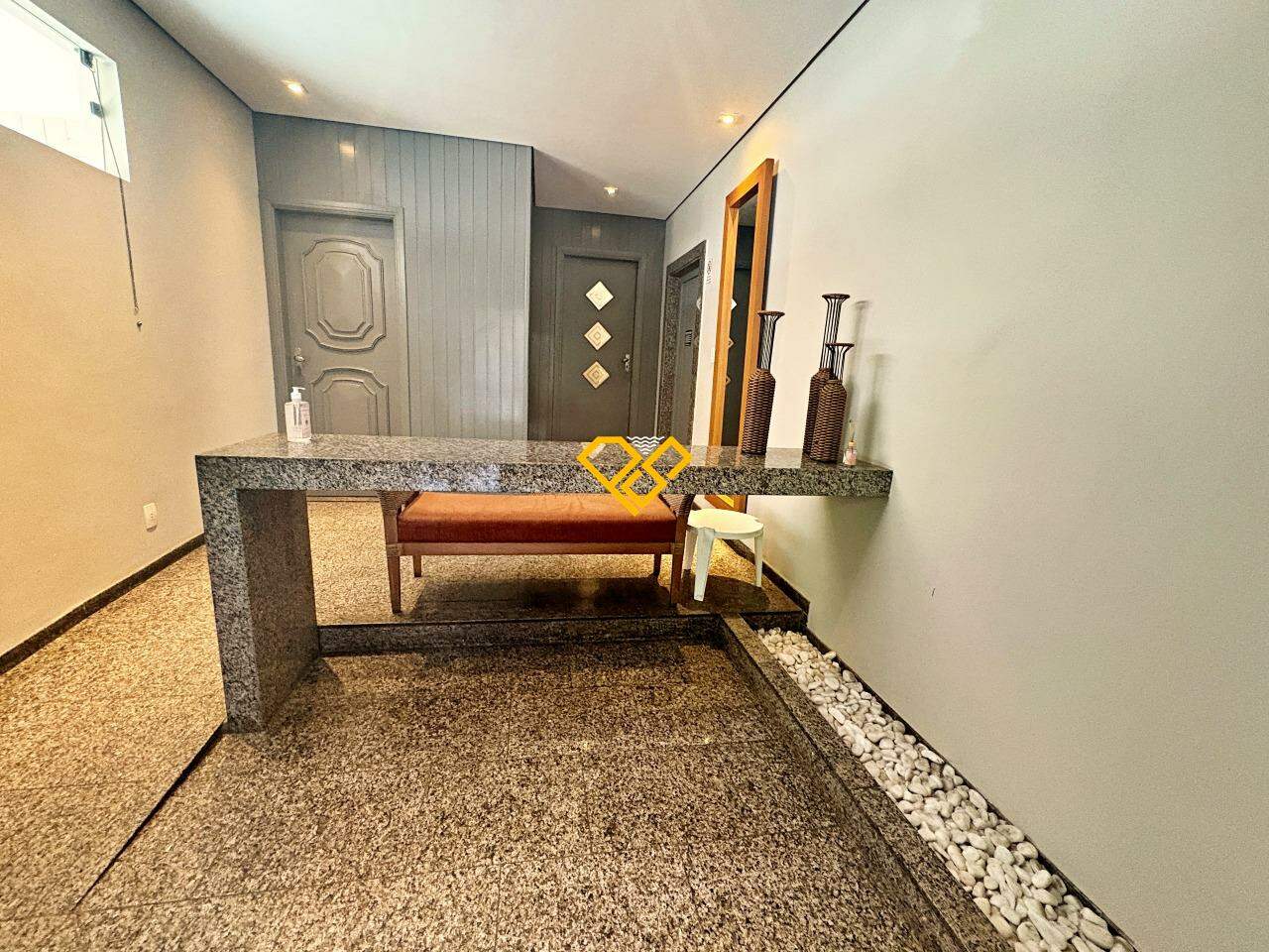 Apartamento à venda no Ponta da Praia: Hall social do condomínio