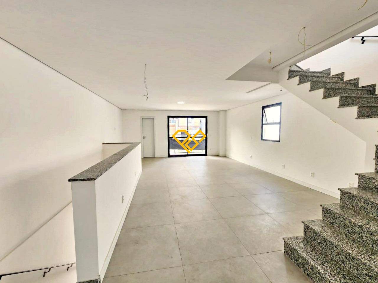 Sobreposta Alta à venda no Embaré: Sala 1 ° piso