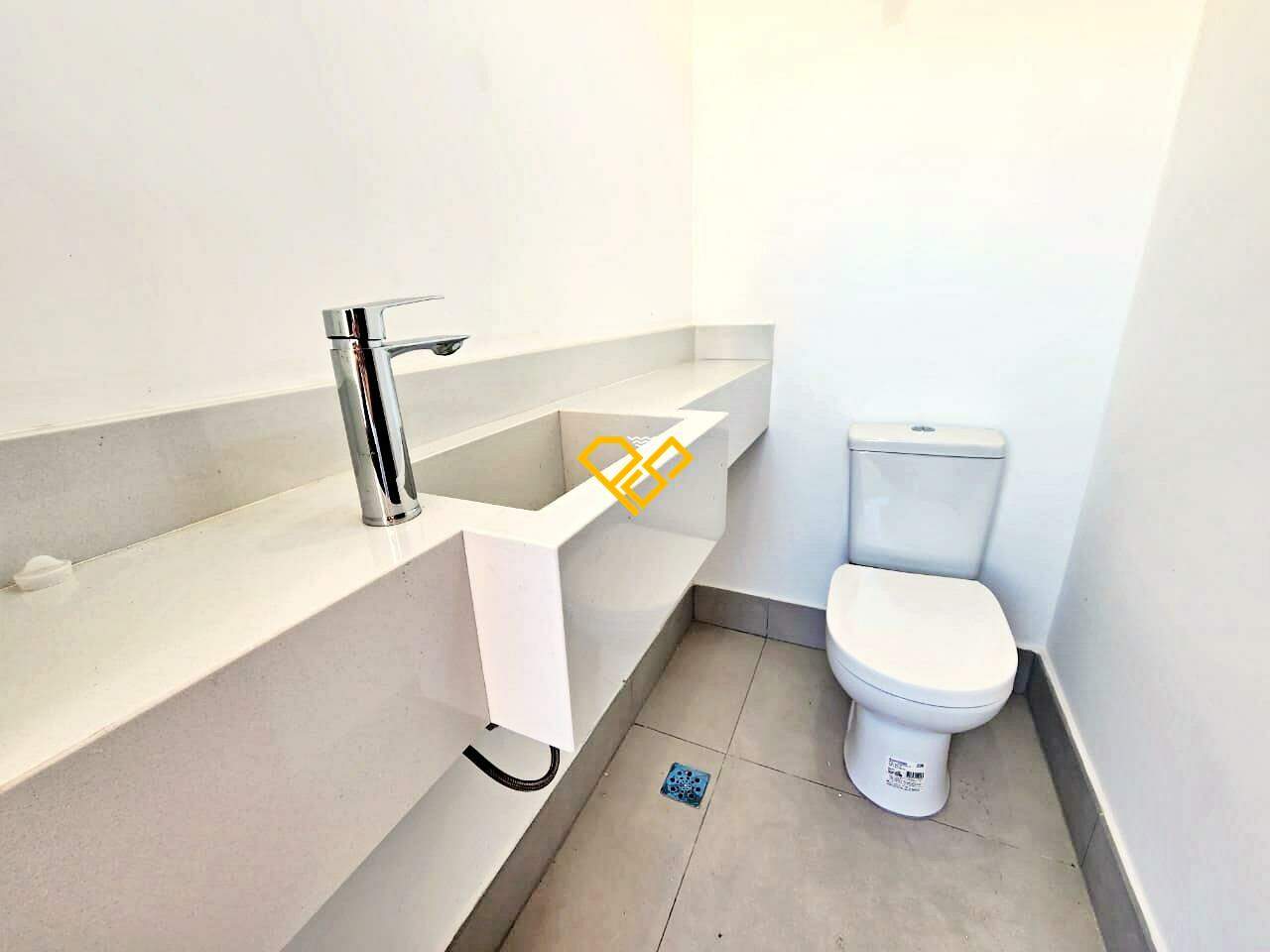 Sobreposta Alta à venda no Embaré: Lavabo piscina