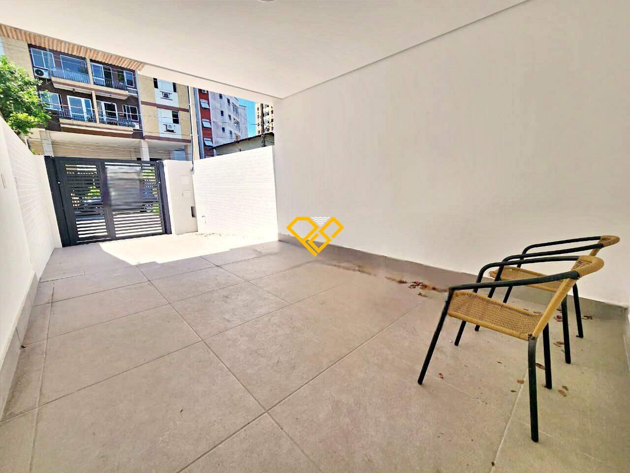 Sobreposta Alta à venda no Embaré: Garagem
