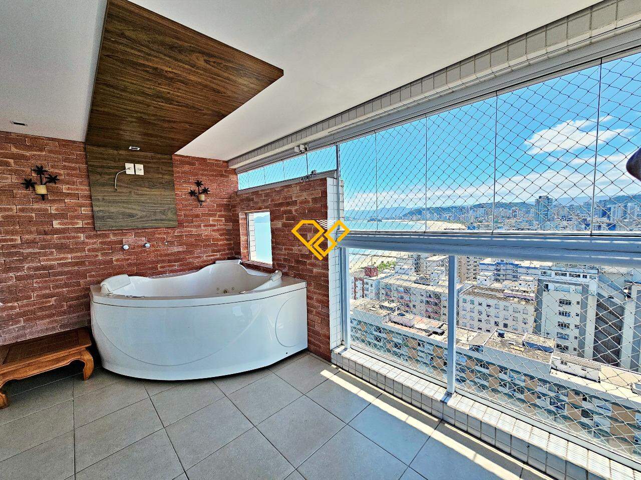 Apartamento à venda no Embaré: Varanda com jacuzzi