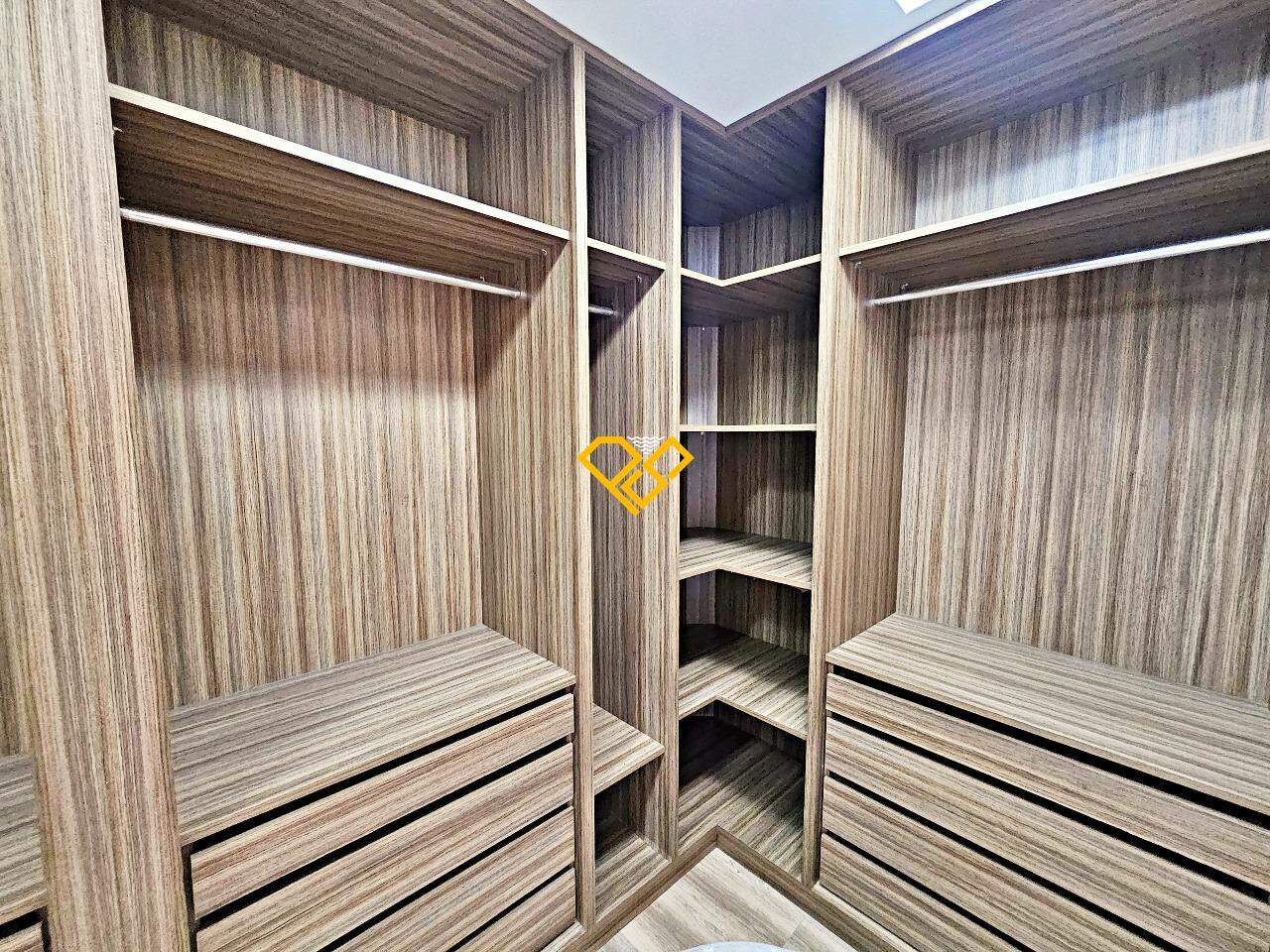 Apartamento à venda no Embaré: Closet