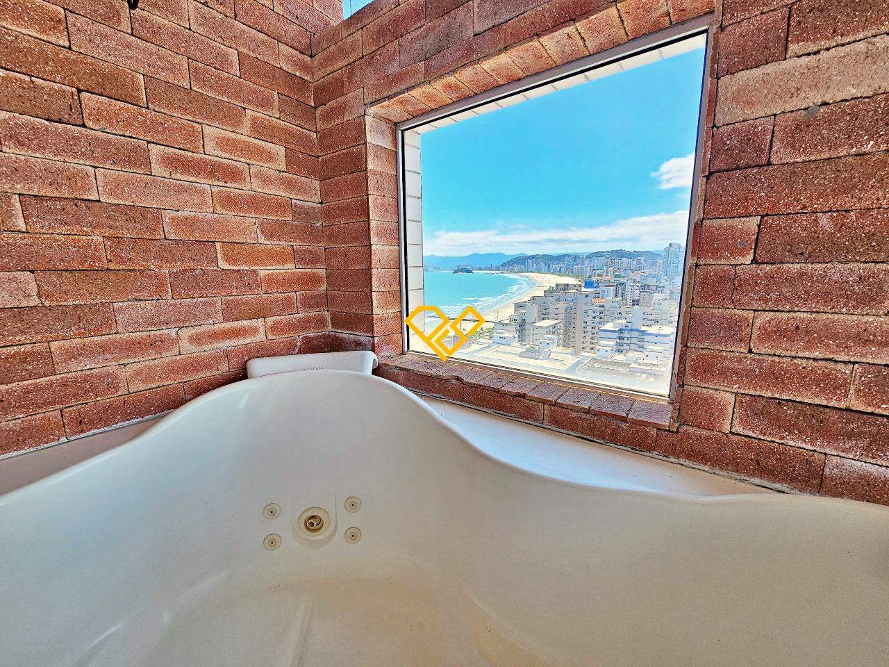 Apartamento à venda no Embaré: Varanda com jacuzzi