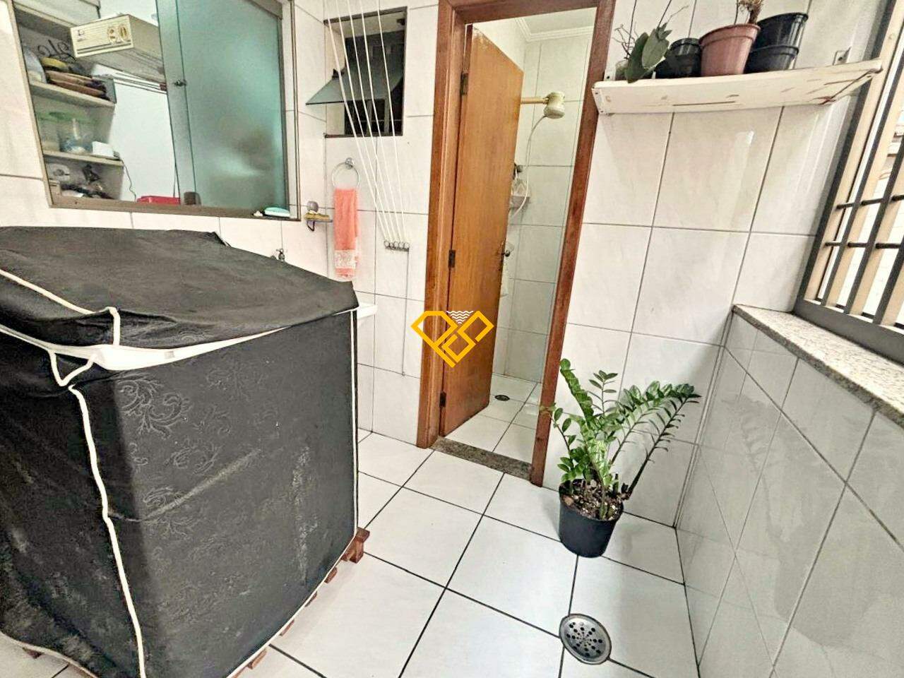Sobreposta Baixa à venda no Embaré: Área de serviço