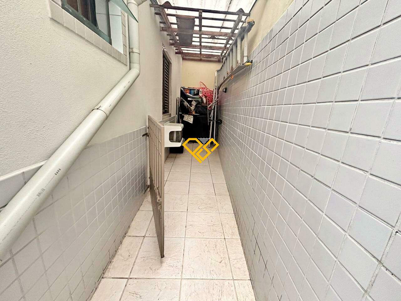 Sobreposta Baixa à venda no Embaré: Quintal lateral