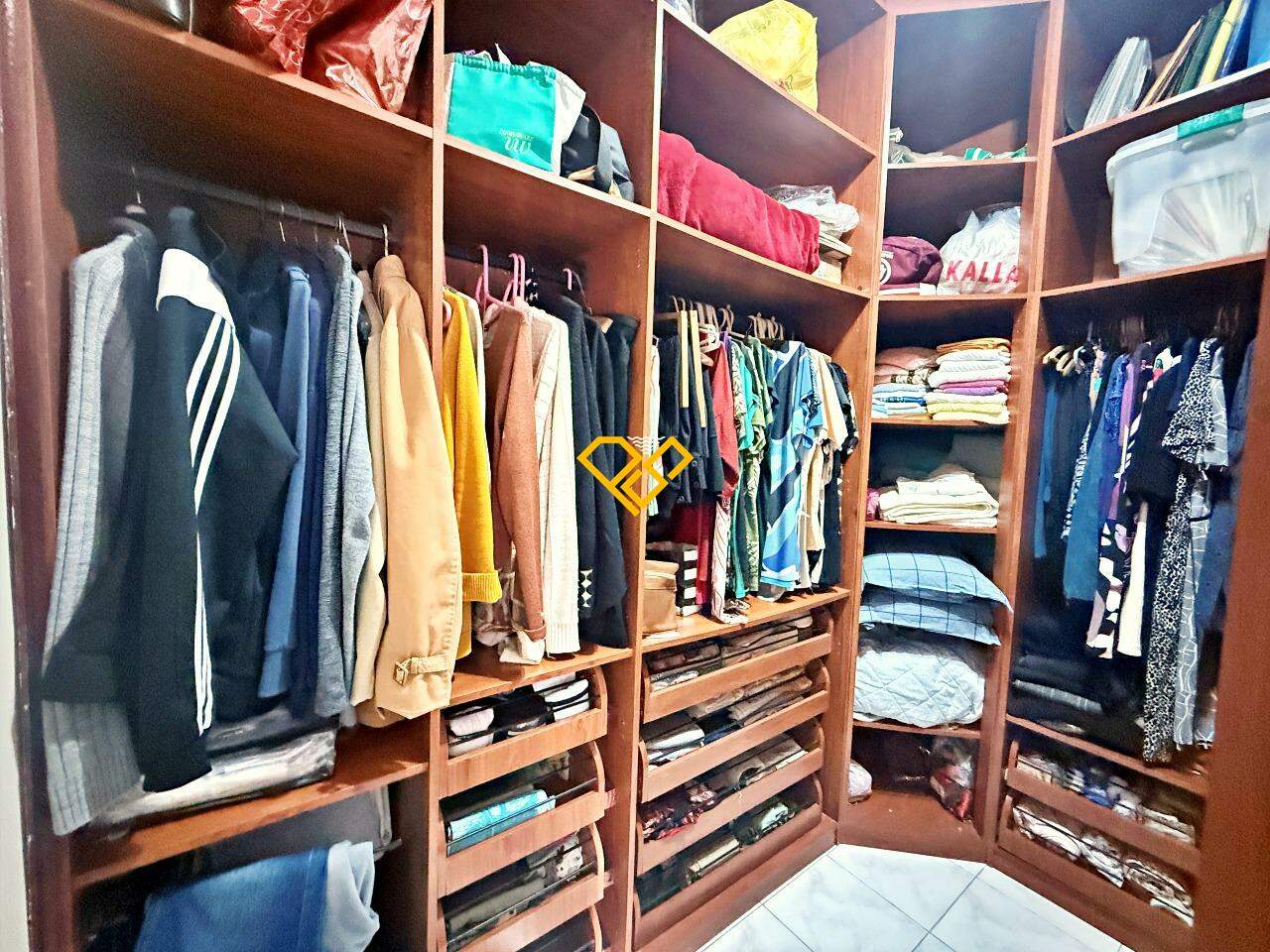 Sobreposta Alta à venda no Marapé: Dormitório 1 - suíte - closet