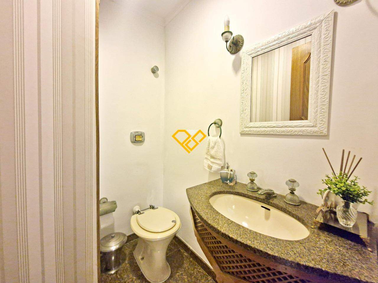 Cobertura à venda no Ponta da Praia: Lavabo