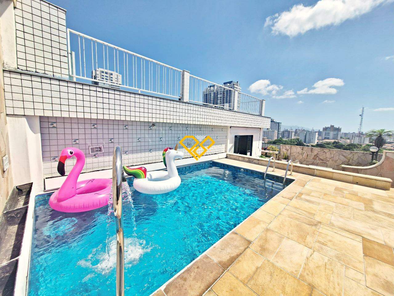 Cobertura à venda no Ponta da Praia: Piscina