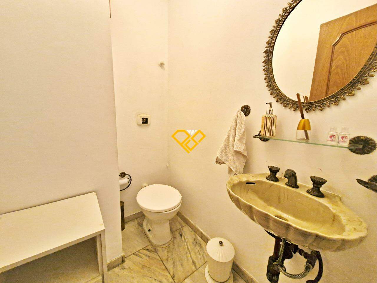 Cobertura à venda no Ponta da Praia: Lavabo