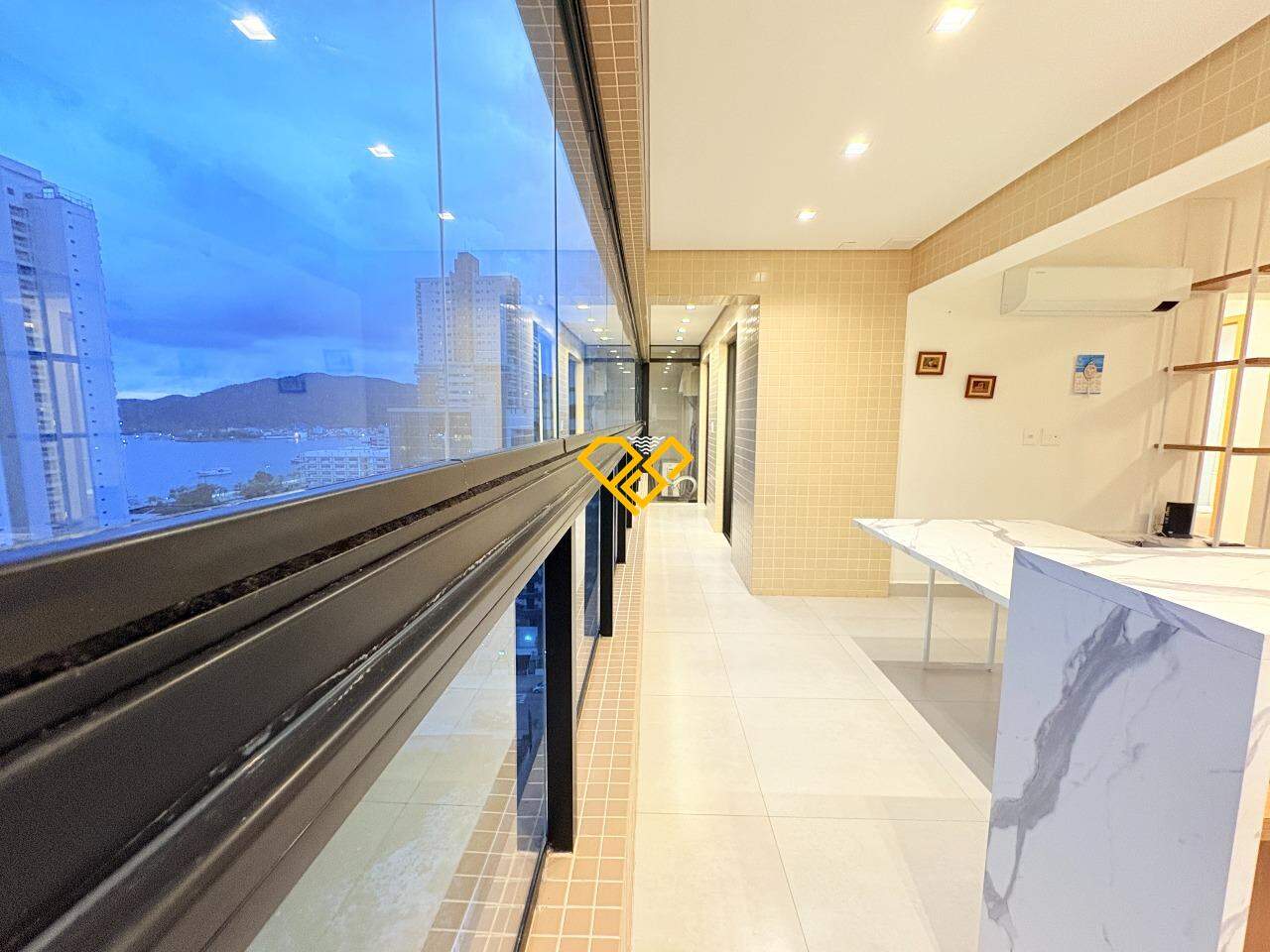 Apartamento para aluguel no Ponta da Praia: Sala e varanda