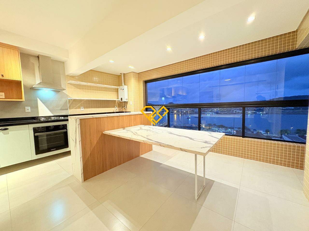 Apartamento para aluguel no Ponta da Praia: Sala e varanda