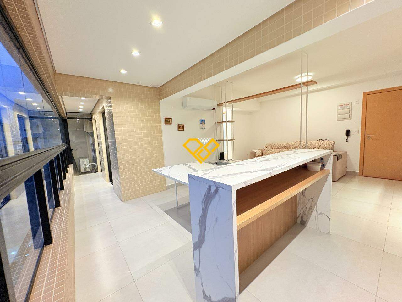 Apartamento para aluguel no Ponta da Praia: Sala e varanda