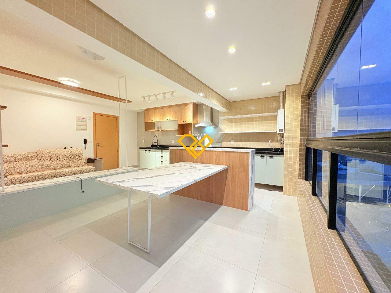 Apartamento para aluguel no Ponta da Praia: Sala e varanda