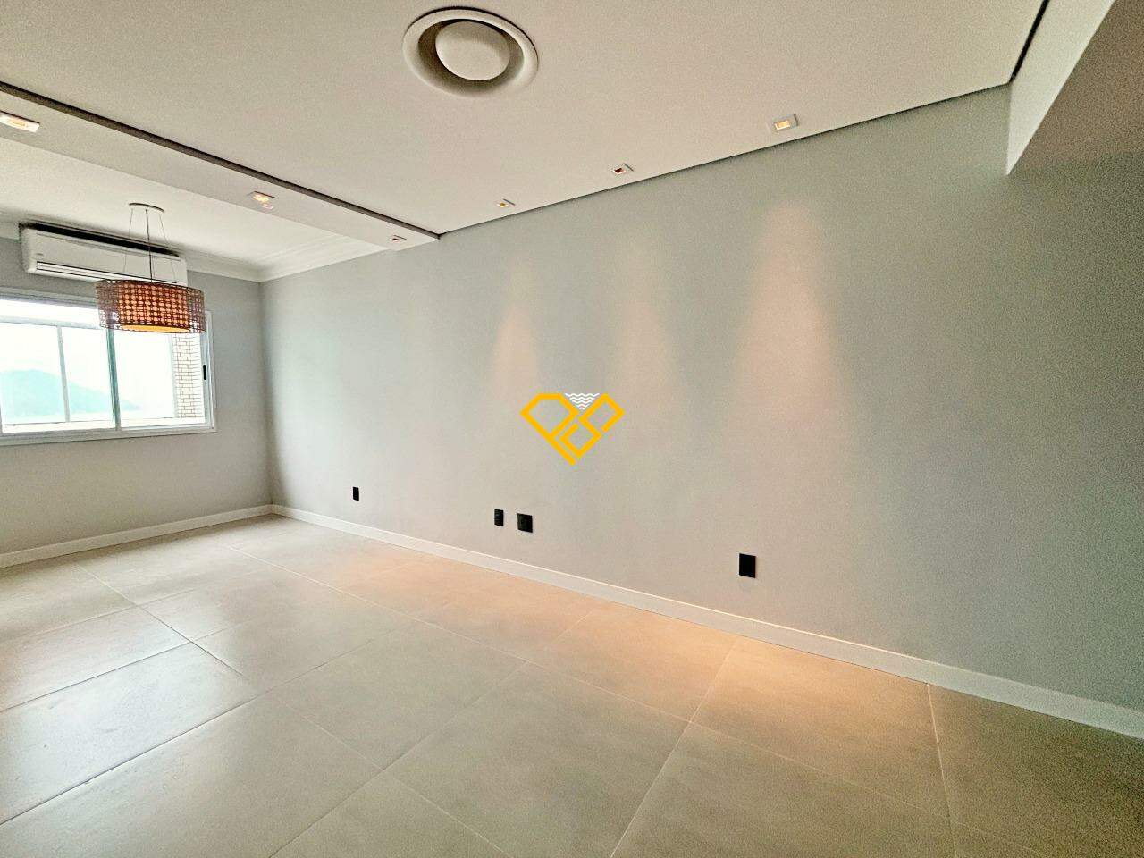Cobertura à venda no Ponta da Praia: Sala
