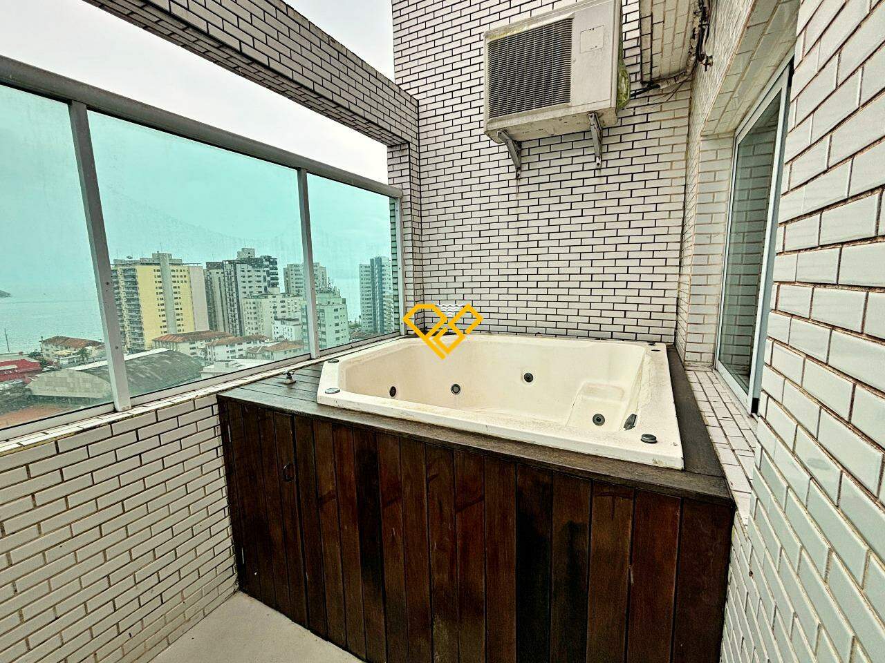 Cobertura à venda no Ponta da Praia: Jacuzzy