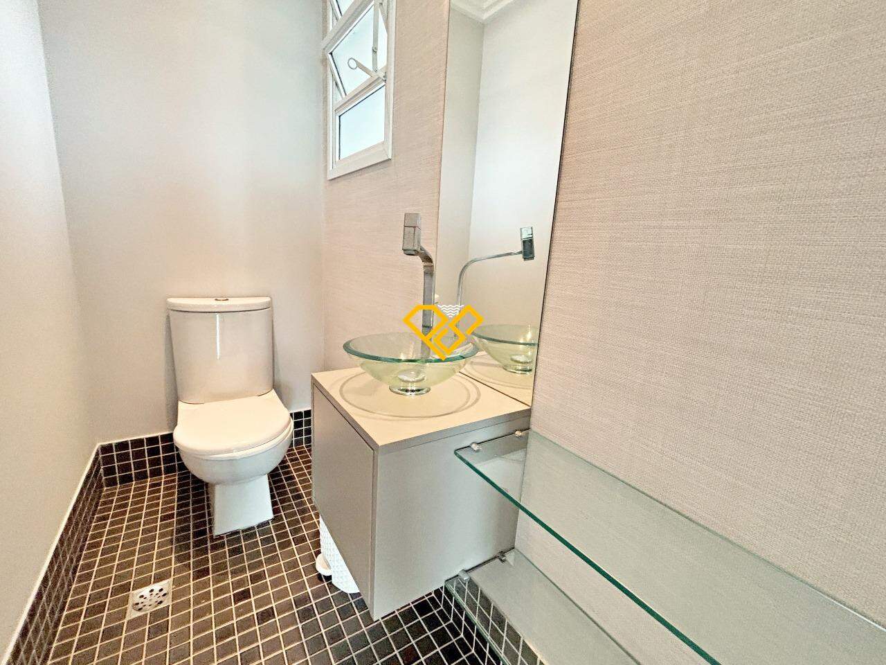 Cobertura à venda no Ponta da Praia: Lavabo
