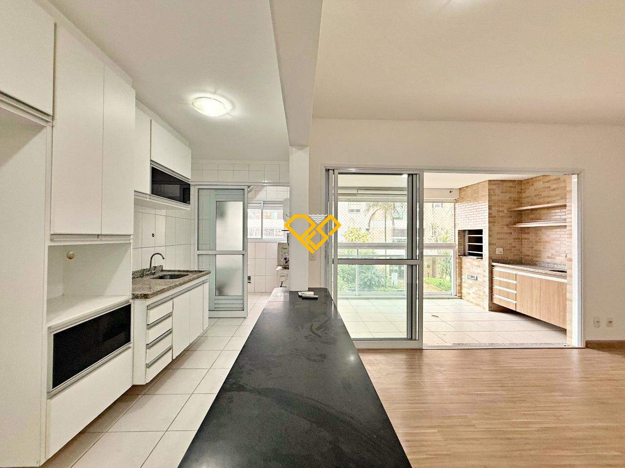 Apartamento à venda no Ponta da Praia: Sala e cozinha