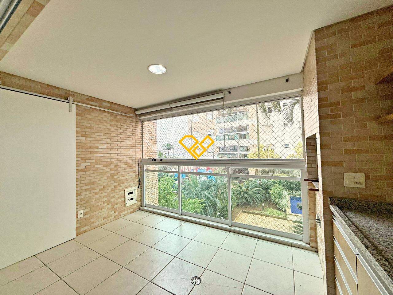 Apartamento à venda no Ponta da Praia: Varanda com churrasqueira