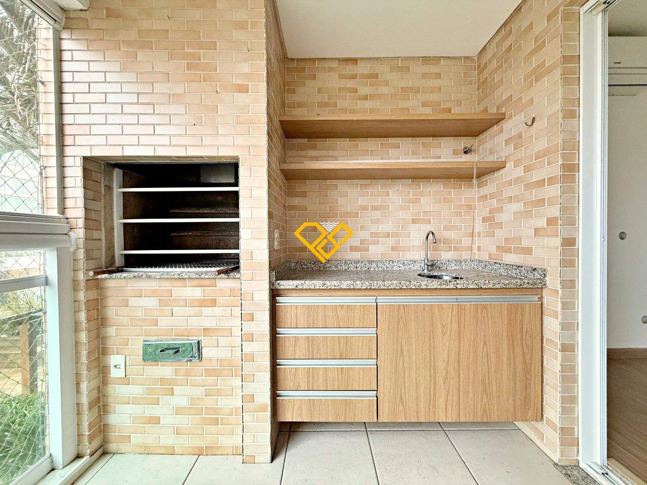Apartamento à venda no Ponta da Praia: Varanda com churrasqueira