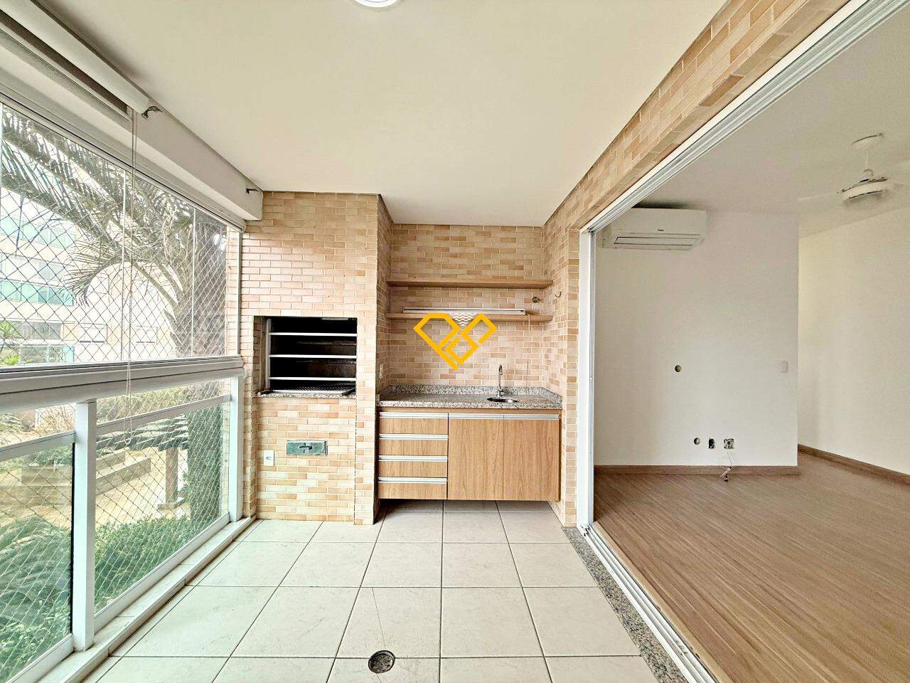 Apartamento à venda no Ponta da Praia: Varanda com churrasqueira