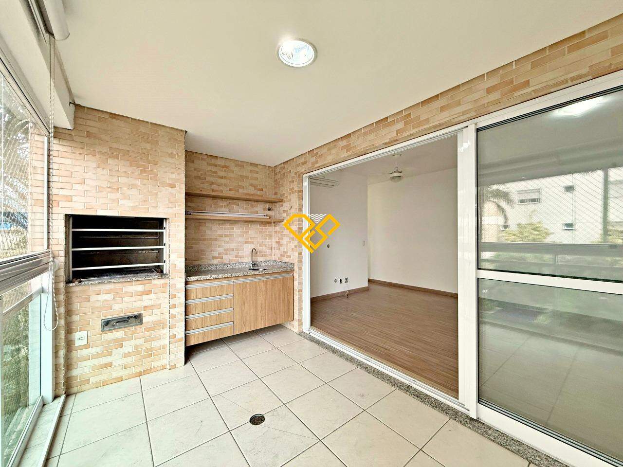 Apartamento à venda no Ponta da Praia: Varanda com churrasqueira