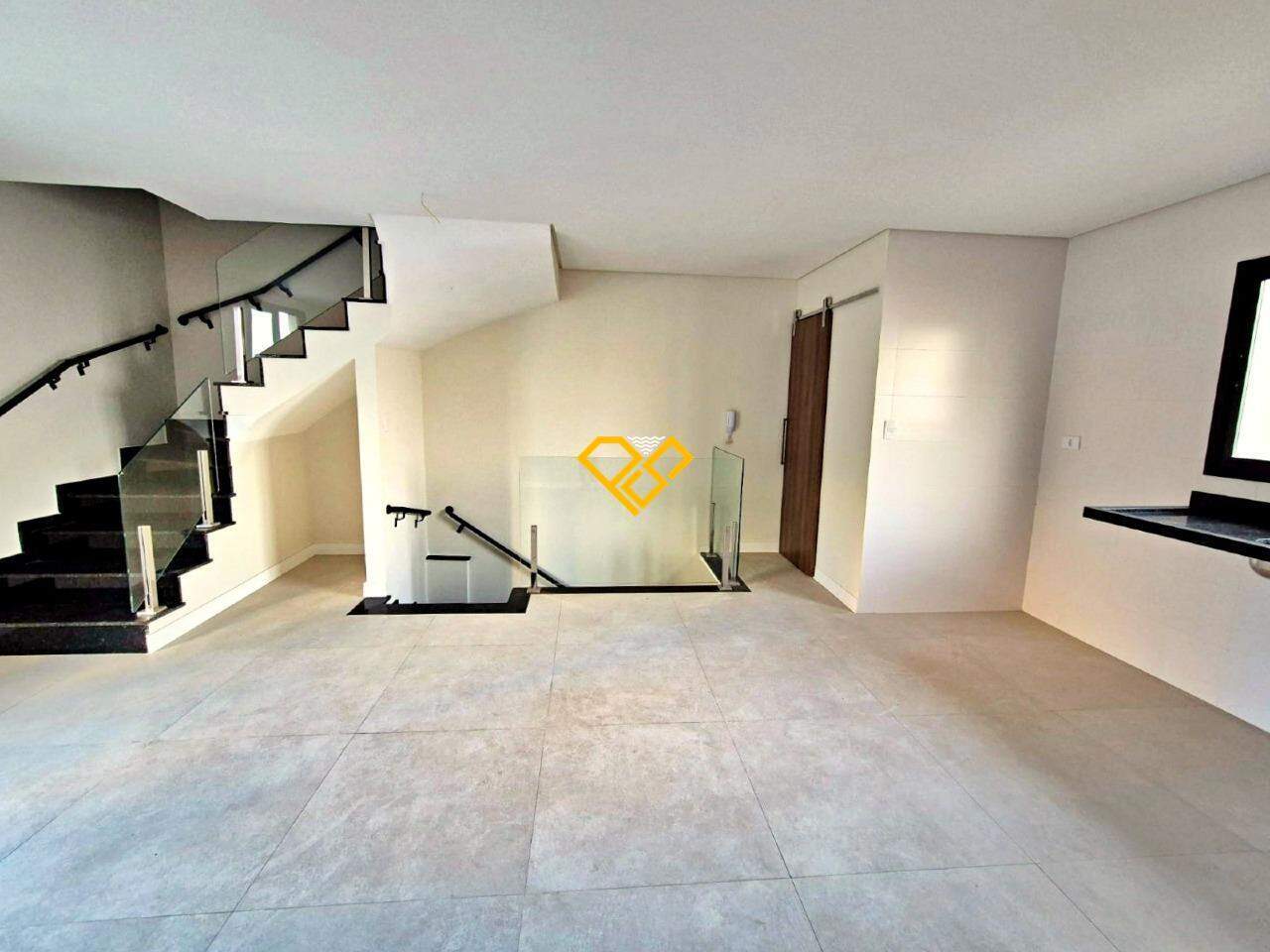 Casa à venda no Ponta da Praia: Sala e cozinha