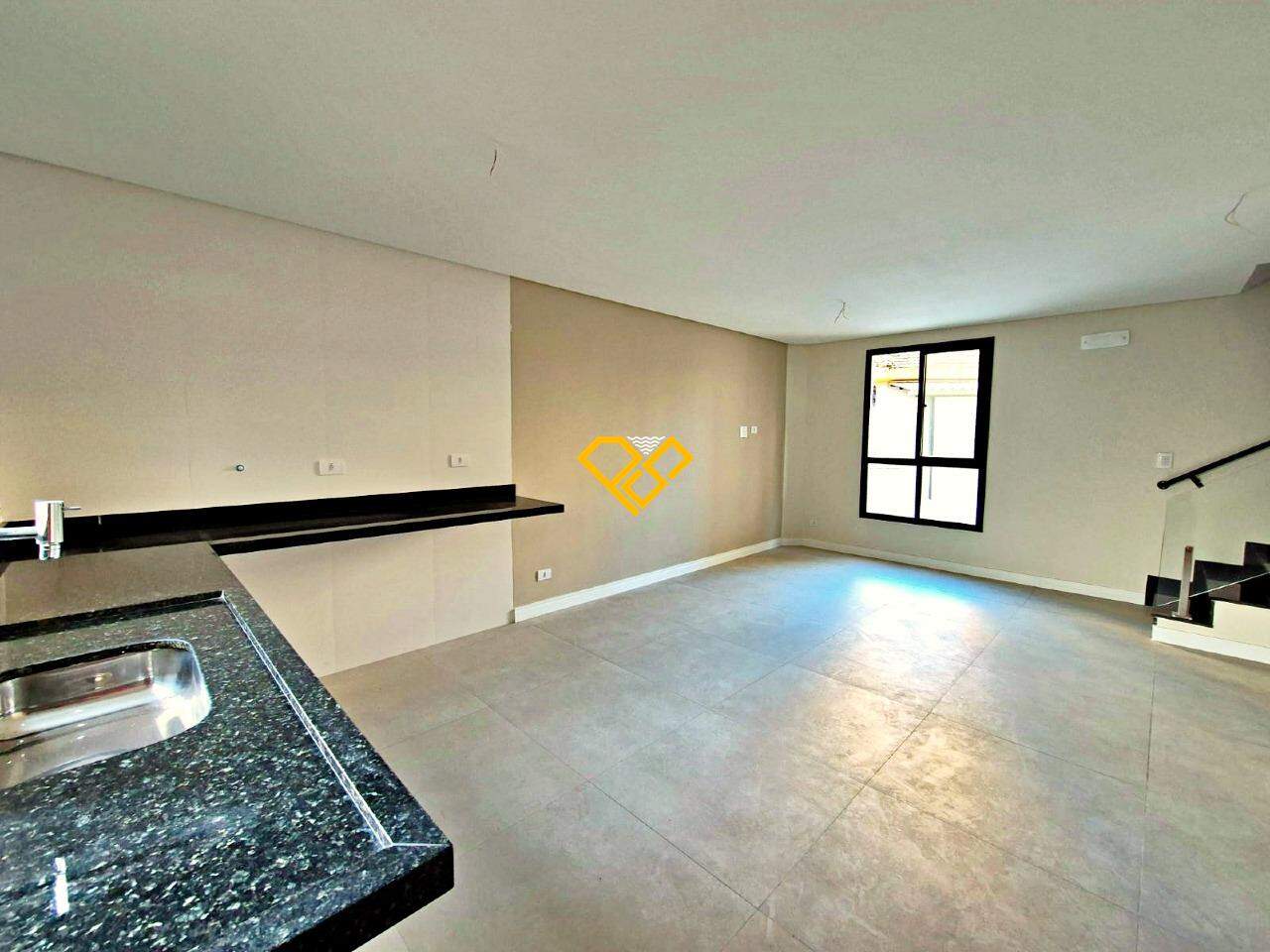 Casa à venda no Ponta da Praia: Sala e cozinha