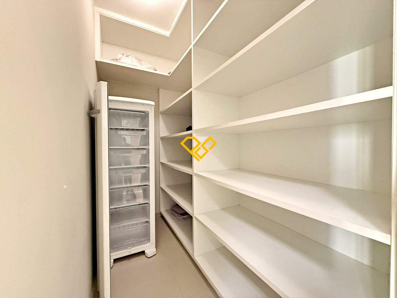 Apartamento à venda no Ponta da Praia: Despensa