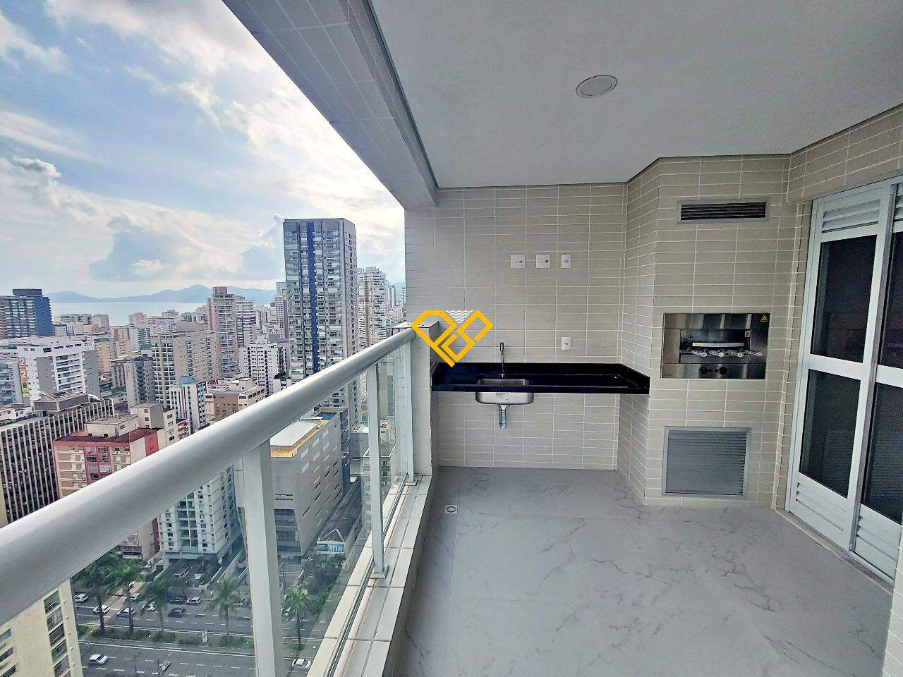 Apartamento à venda no Gonzaga: Varanda com churrasqueira