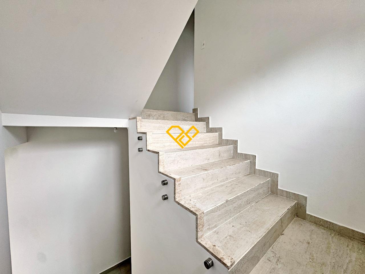 Sobrado à venda no Boqueirão: Escada