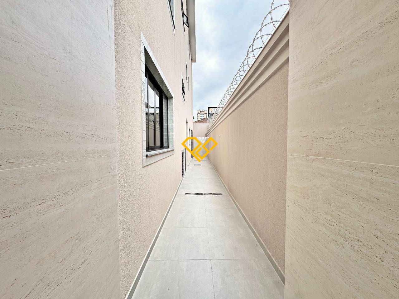 Sobrado à venda no Boqueirão: Quintal lateral