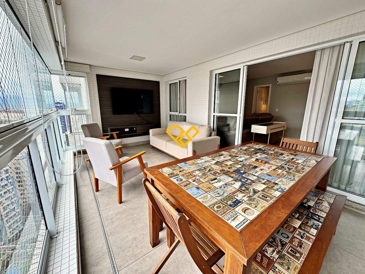 Apartamento à venda no Ponta da Praia: Varanda com churrasqueira