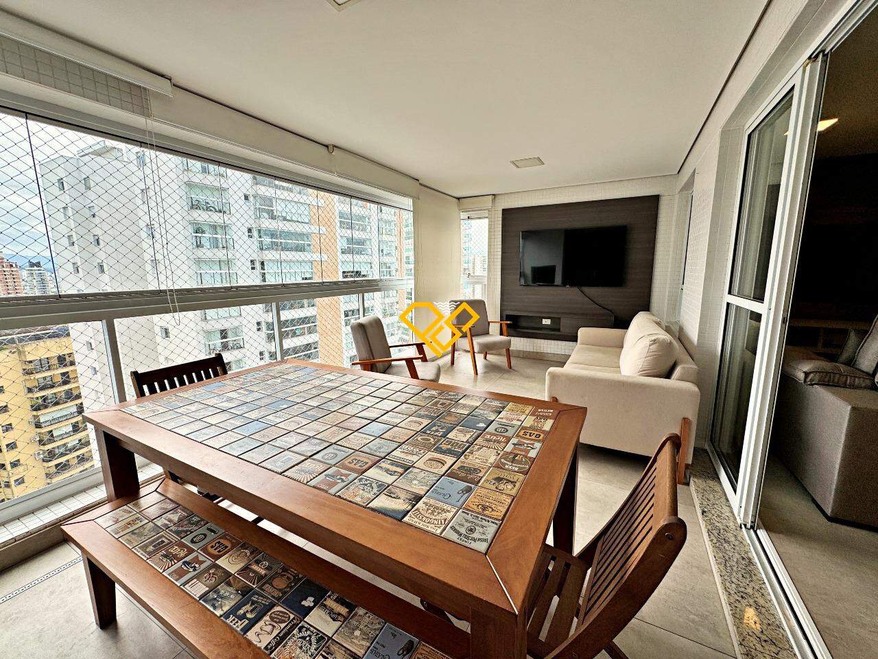 Apartamento à venda no Ponta da Praia: Varanda com churrasqueira