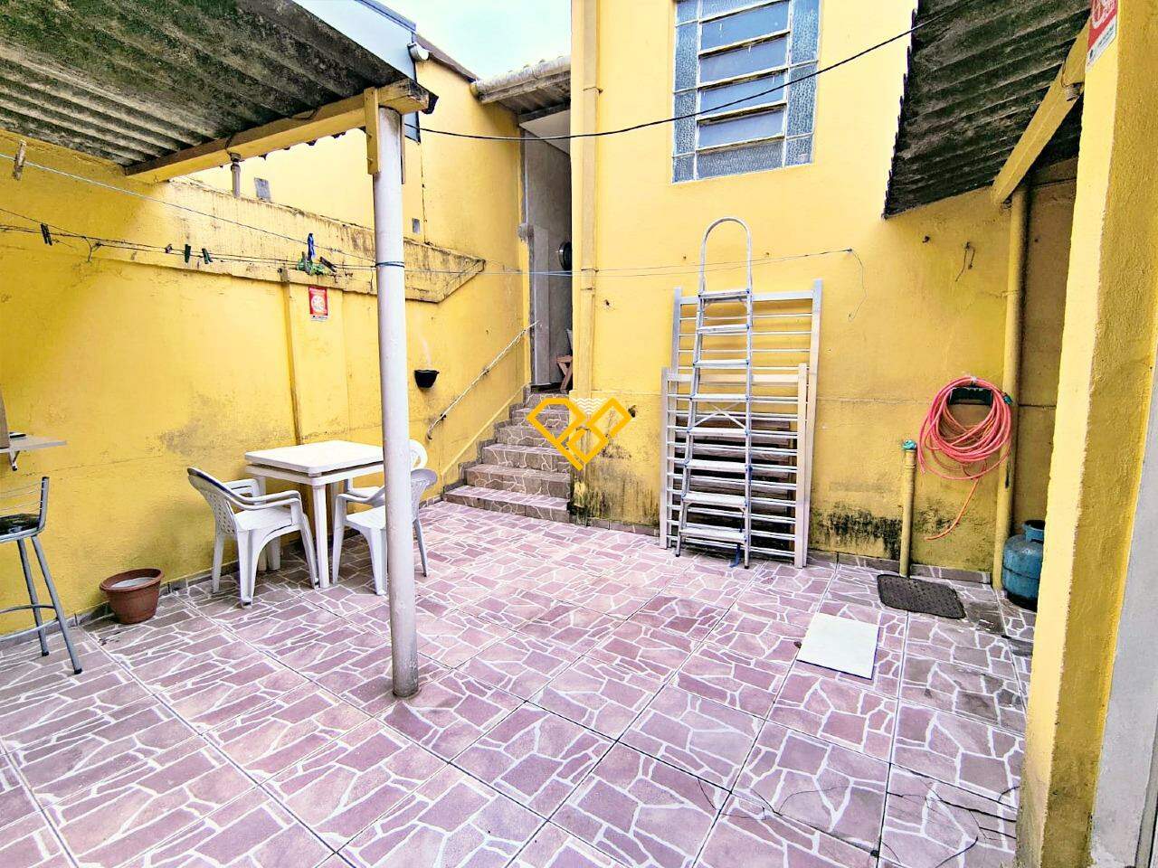 Casa à venda no Vila Mathias: Área de serviço e quintal