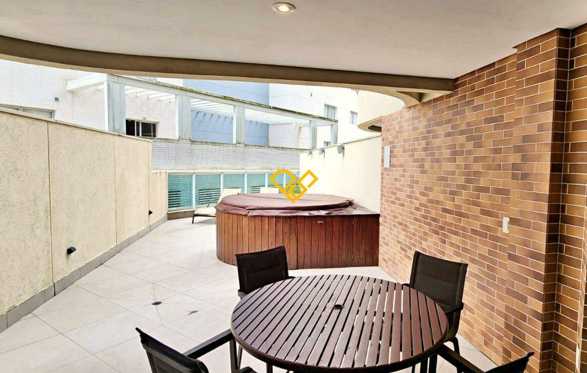 Apartamento à venda no Pompéia: Varanda com jacuzzi