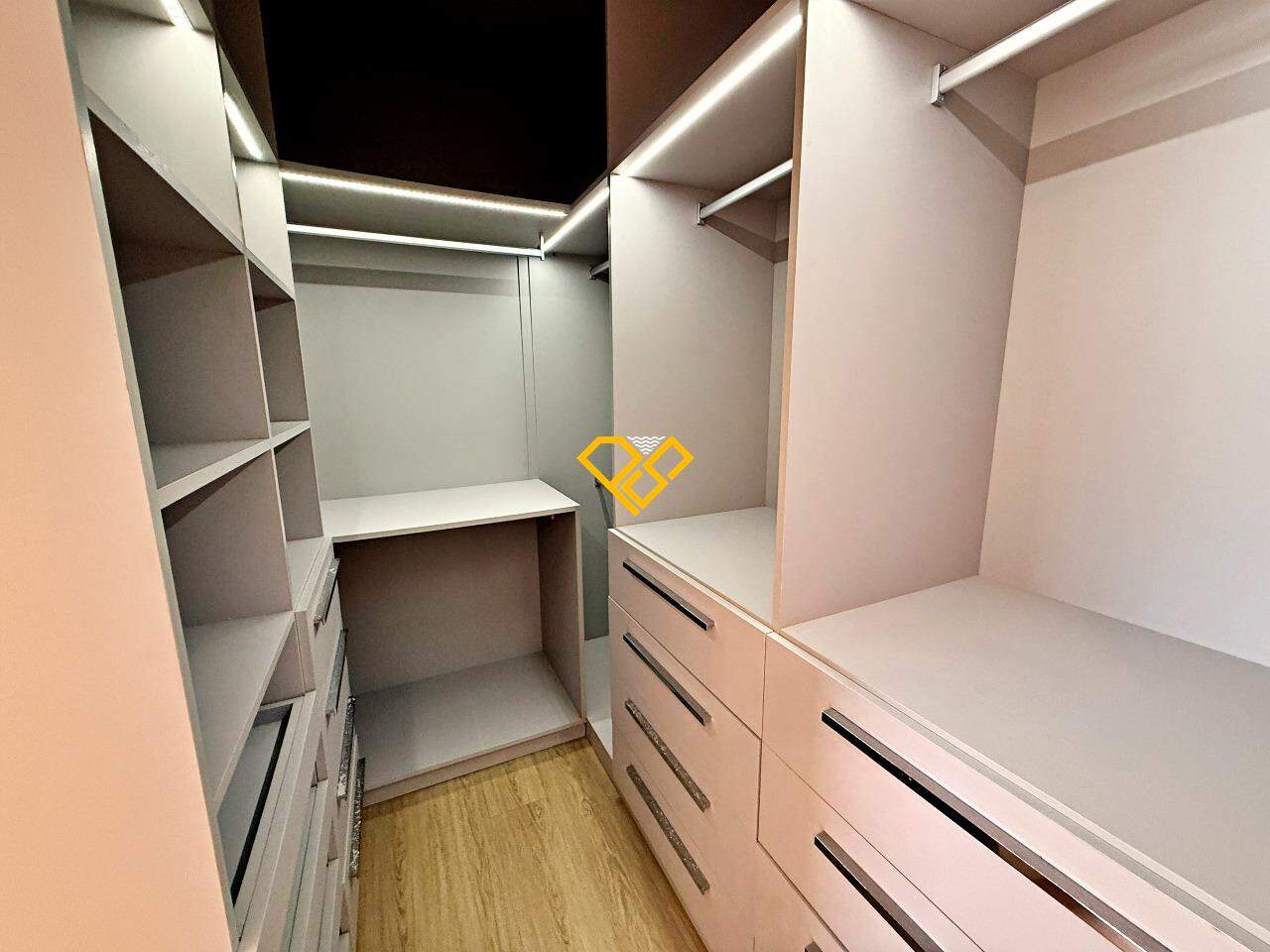 Apartamento à venda no Gonzaga: Closet