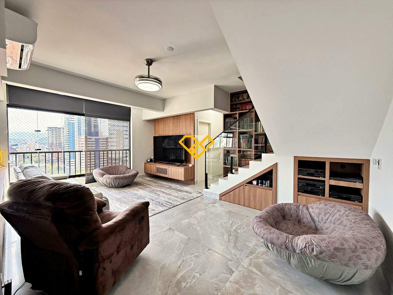 Cobertura à venda no Pompéia: Sala 1° piso