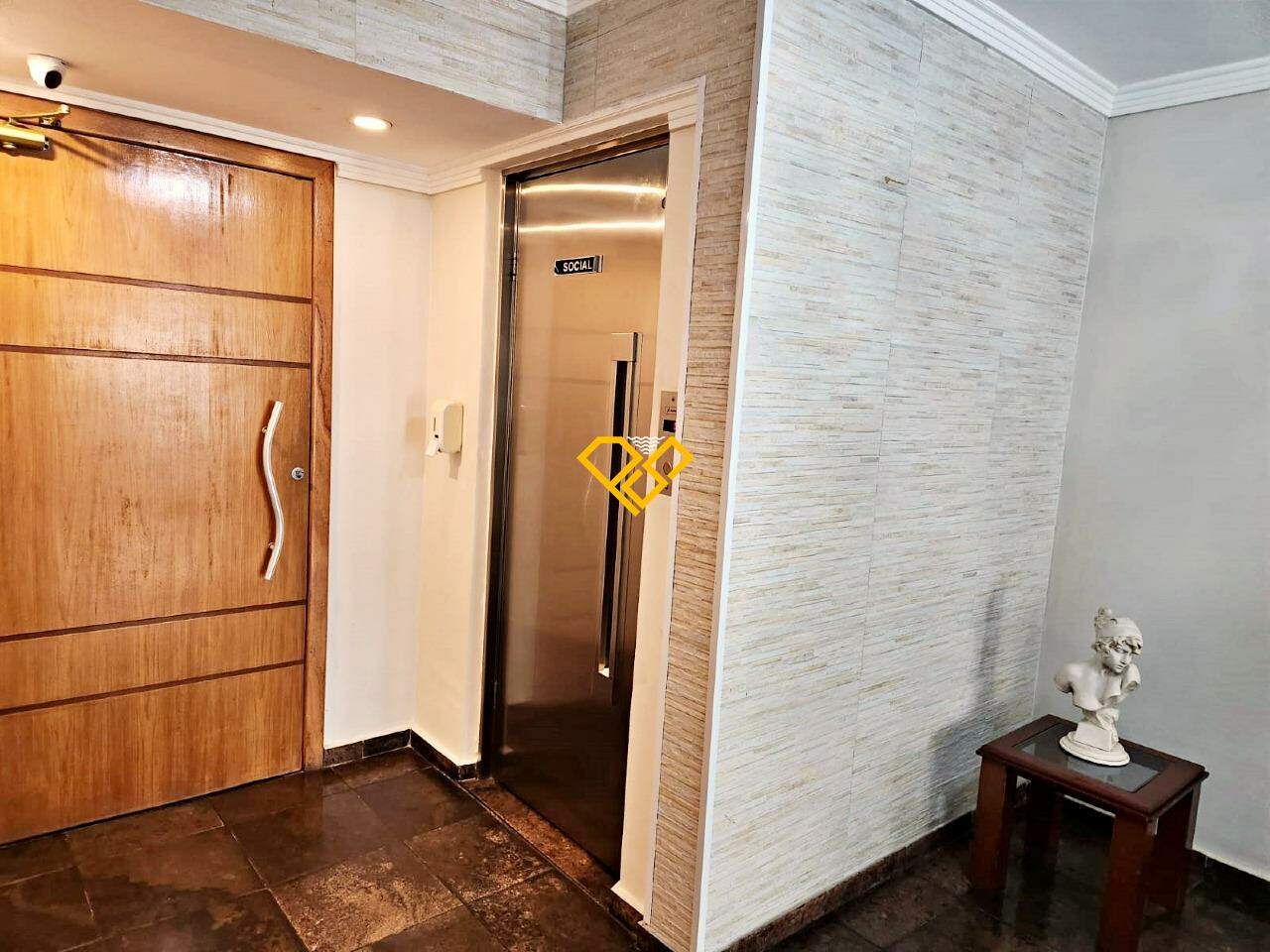 Apartamento à venda no Encruzilhada: Hall social com elevador