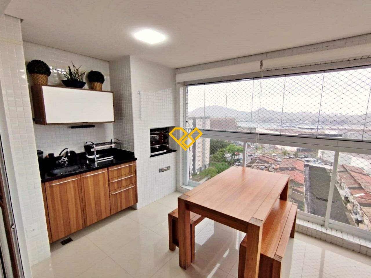 Apartamento à venda no Ponta da Praia: Varanda com churrasqueira