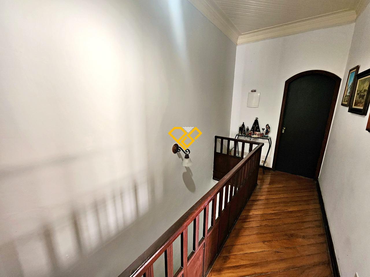 Sobrado à venda no Vila Belmiro: Acesso ao piso superior