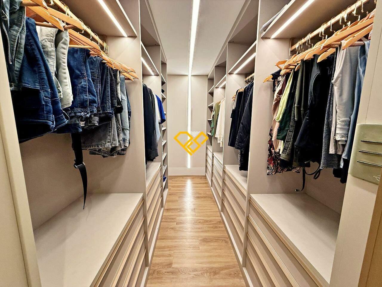 Apartamento à venda no Ponta da Praia: Suíte 1 - master - closet