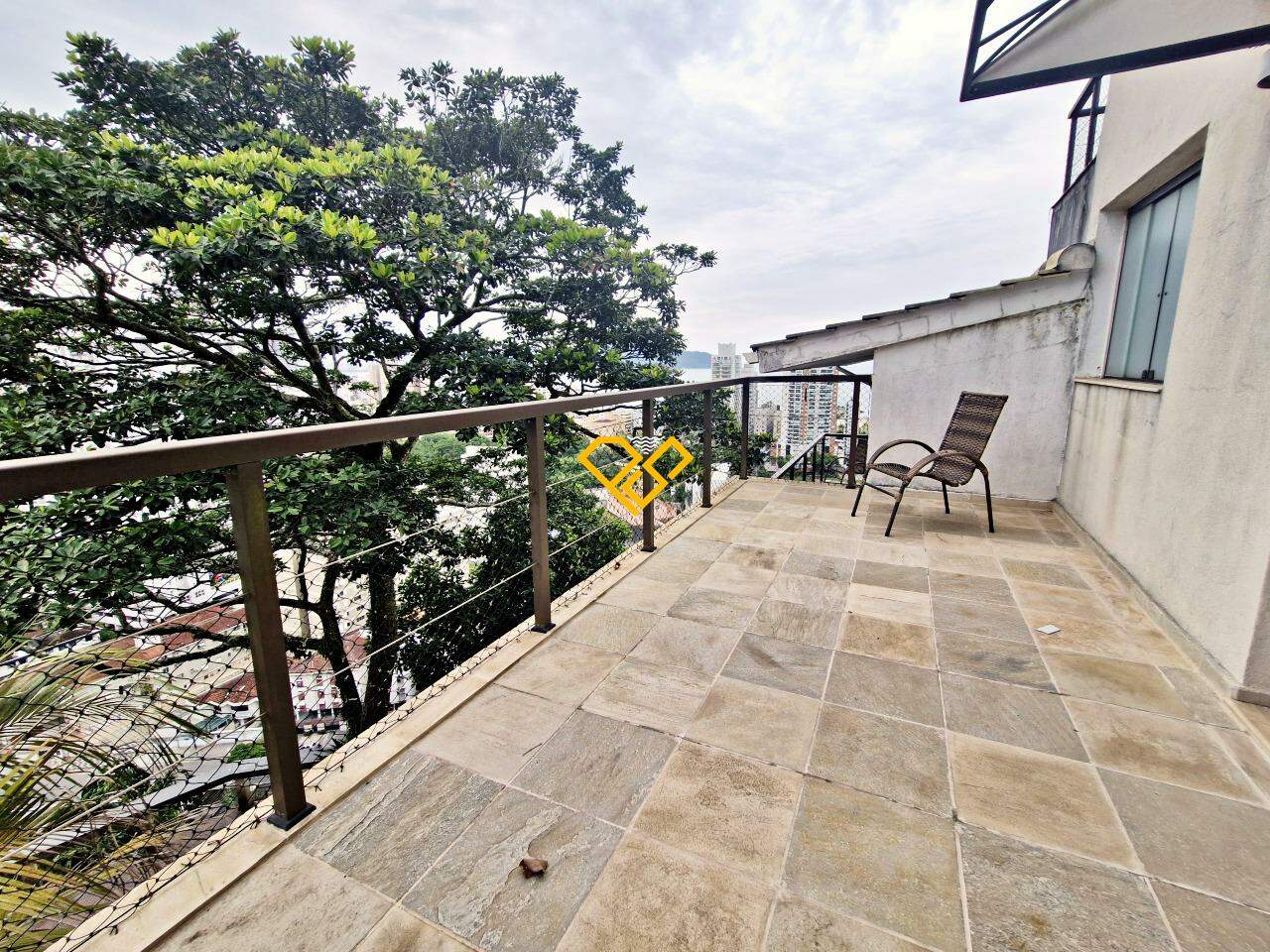 Casa para aluguel no Santa Terezinha: Varanda com vista mar