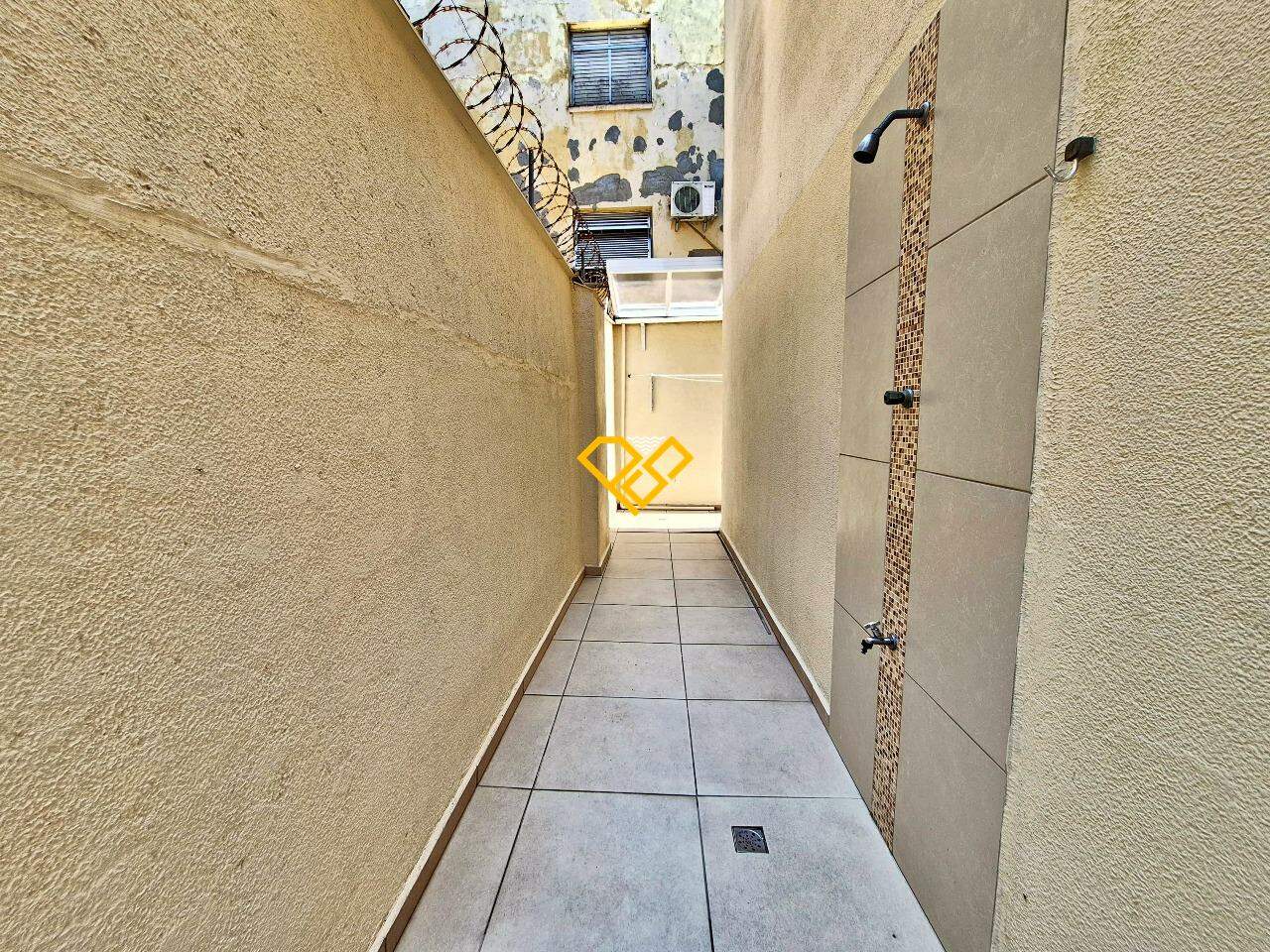 Casa à venda no Vila Mathias: Quintal lateral