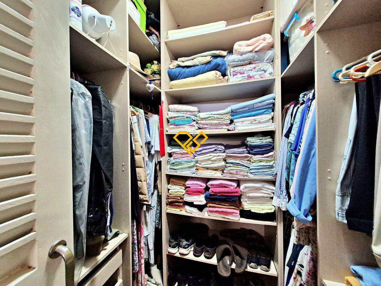 Apartamento à venda no Embaré: Closet