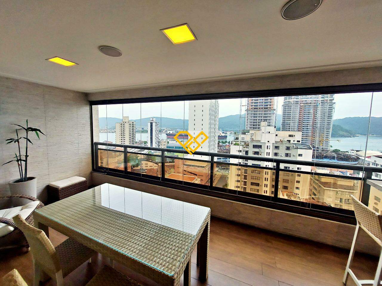 Apartamento à venda no Ponta da Praia: Varanda