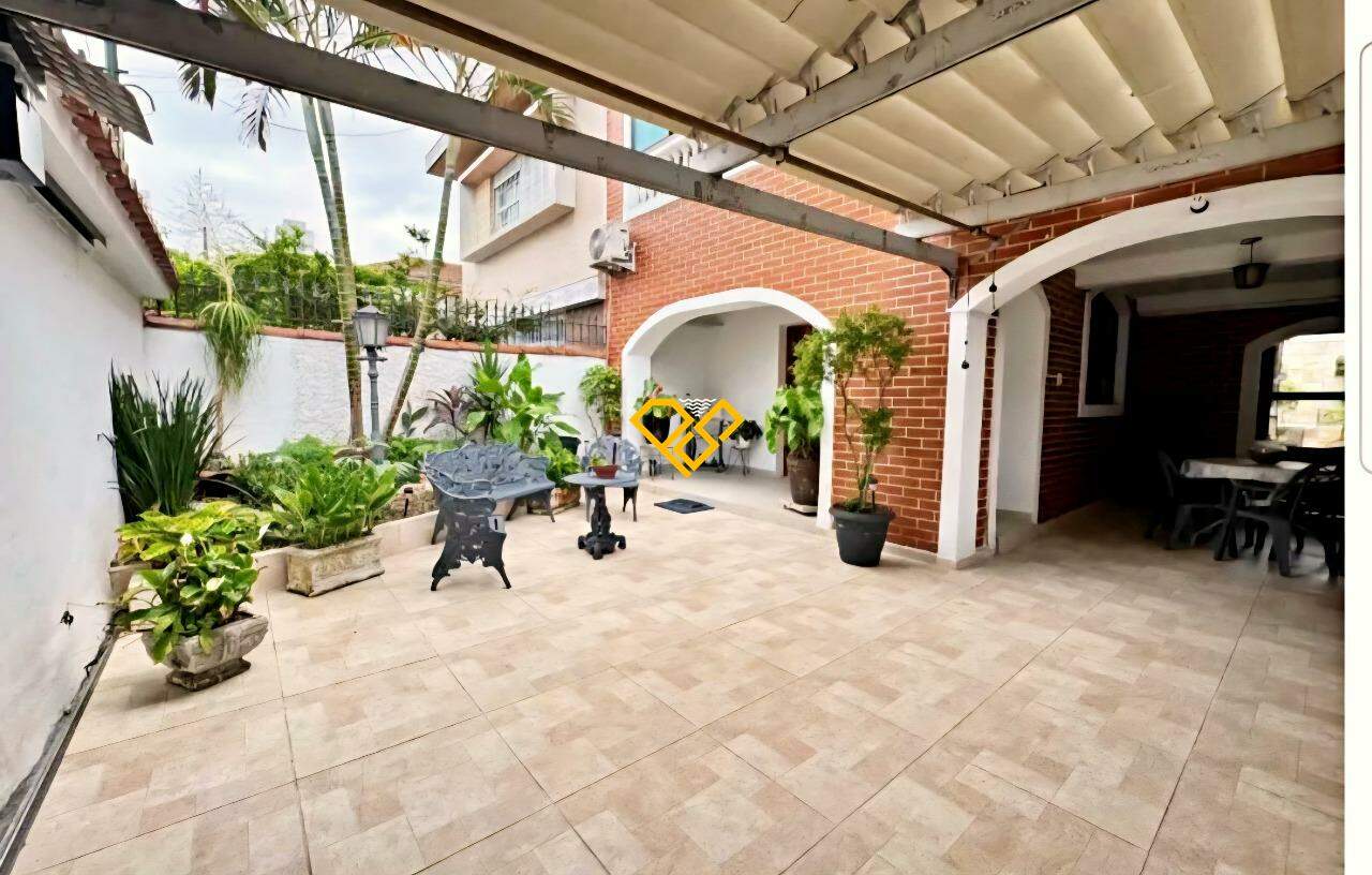 Casa à venda no Embaré: Quintal