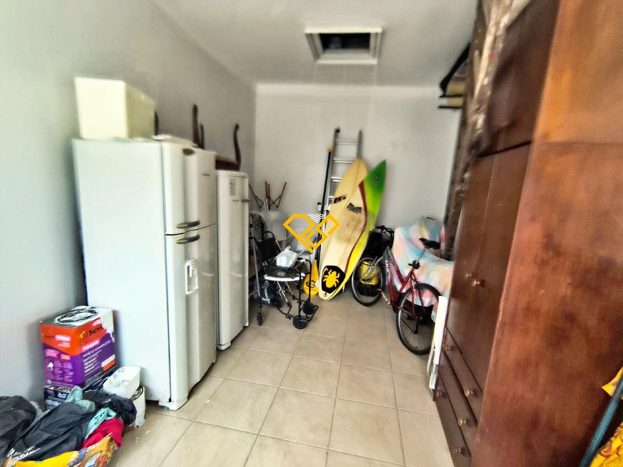 Sobrado à venda no Ponta da Praia: Edícula