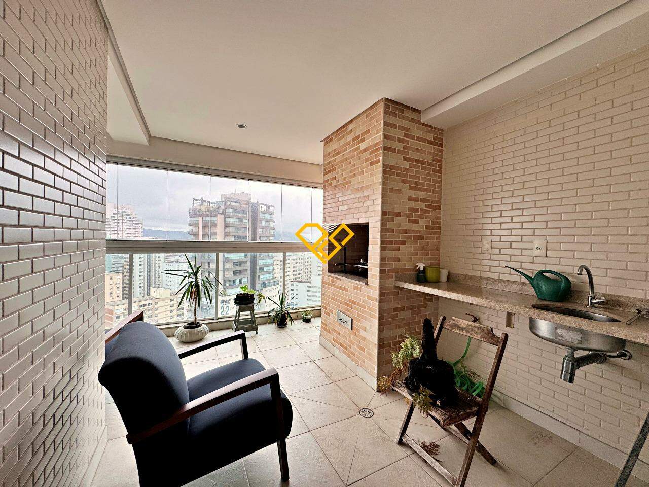 Apartamento à venda no Embaré: Varanda com churrasqueira